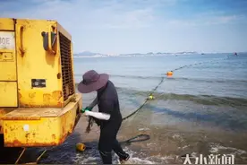 烟台第一海水浴场泳区关闭，防鲨网、警戒线撤收图片