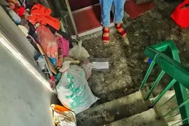 “怪”邻居① | 家中堆满捡回的杂物只能爬进爬出，邻居宛如噩梦，她“义无反顾”？图片