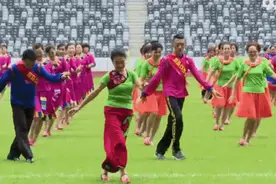 原以为广场舞就是伸胳膊抖腿，没想到叔叔阿姨们直接上难度了……图片