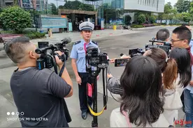 成都私家车让道消防车 引各地消防“列队”感谢 让路司机：一点小事，何足挂齿图片
