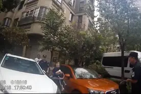 妈妈心真大！买了一杯珍珠奶茶让幼子躺沙发上喝，一转眼就噎住了图片