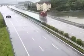 百万跑车高速上打滑急旋720度 一撞30万没了……图片