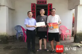 父亲当村医20余载 琼中男孩立志从医 海南卫生健康职业学院将录取通知书送上门图片
