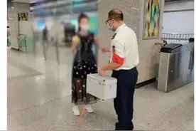 地铁摆拍风波，没有真实哪来“最美”？| 睡前聊一会儿图片