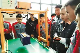 “世界工厂”机器轰鸣再起 广东技工撑起“半边天”图片