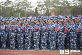 滨州：大学新生结束军训 叠被表演震撼汇演现场 (/9)图片