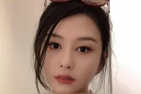 邱淑贞21岁女儿沈月晒自拍 红裙甜笑娇艳俏丽图片