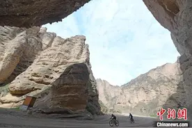 中外山地车骑手征战甘肃黄河石林峡谷 感受赛道22道弯“激情”图片
