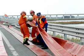 济南支队抗洪抢险突击队总指挥王刚：将人民举过头顶 视人民为亲人图片