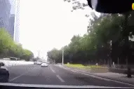 疯狂别车、向后车泼咖啡被刑拘，“路怒症”后果很严重图片