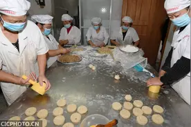 湖北保康：传统手工月饼生产加工忙图片