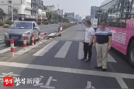 司机“眨眼睛”轿车撞护栏，被撞护栏飞出，砸中对向车道轿车图片