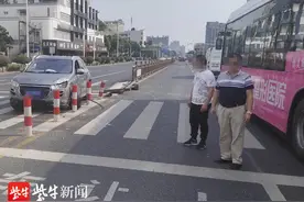 司机“眨眼睛”轿车撞护栏，被撞护栏飞出，砸中对向车道轿车图片