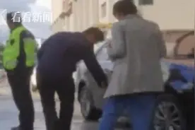 路遇交通事故 男子骑三轮看热闹！结果挂错挡撞了图片