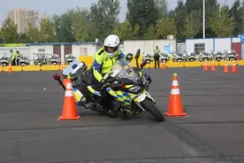 摩托车骑得好也能当“状元”郑州交警举行摩托车驾驶技能比武竞赛图片