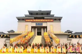 山西临汾举行民间祭拜尧帝大典 60余侨商拜谒尧帝陵图片