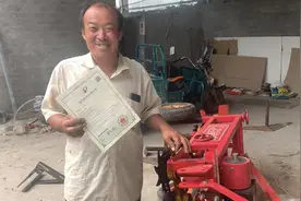 厉害了！延津贫困户改良的花生收获机获专利图片