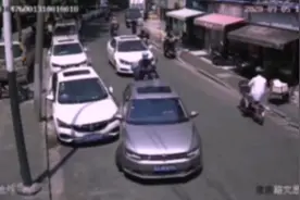车辆发生刮擦后私了，结果索赔人并非车主，而是“路人甲”图片