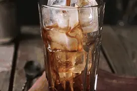 18岁小伙每天喝2-3升“肥宅快乐水”，结果小便减少肾脏“罢工”图片