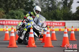 交警驾驶大比武：“铁骑”漂移上演“速度与激情”图片