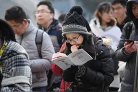 等待上岸的公考生图片