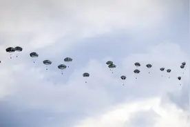 真有效？美各军种“夺岛”演习花样百出：空降占领机场、火箭炮支援、特种部队渗透……图片