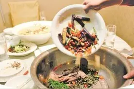 整盘倒掉不打包！“禁令”下仍有人暗中公款吃喝图片
