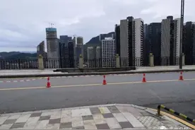 贵阳未来方舟博学路一路段路基垮塌，人行道上有个大洞图片