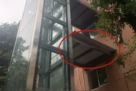 老旧小区安电梯不通2楼？小区物业：2楼住户没给电梯安装费图片