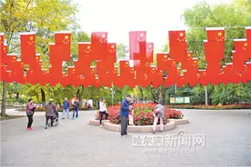 挂国旗迎国庆 街头洋溢“中国红”图片