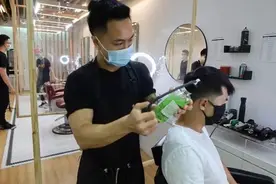 美华裔青年理发师在“老华埠”找到新归属 助力重振图片