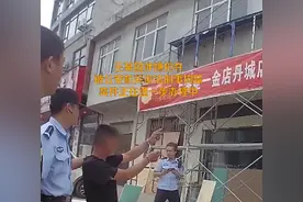 亳州一男子为哄老婆 喝酒壮胆在金店内假买真抢图片