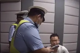 郑州一代驾送客到家反被辱骂，一个电话把车主送进派出所图片
