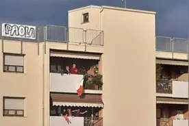 意大利一对情侣隔离期在阳台音乐会上相恋 正在计划婚礼图片
