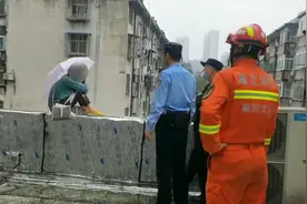 31秒丨女子丢手机雨中崩溃痛哭要从五楼跳下：手机里全是客户资料视频封面