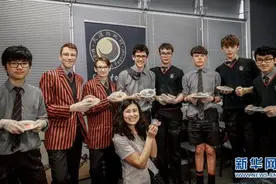 天涯共此时——新西兰学生试做中国月饼图片