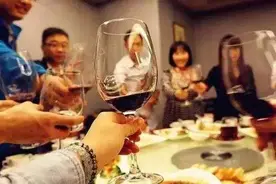 公职人员下班也不能喝酒？要分清公私边界图片