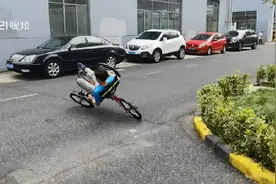 你听过“躺车”吗？上海80后造躺着骑的自行车：年销1200辆，最高售价2万8视频封面