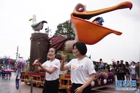 上海迪士尼推出“米奇童话专列”花车巡游手语翻译服务图片