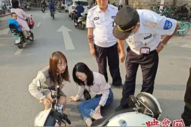女子骑电动车直行遭右转车辆撞倒 当场痛哭不止图片