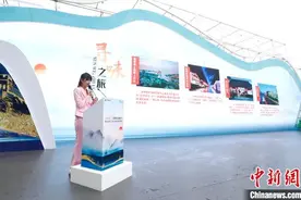 “江南百灵鸟”郑培钦：在蓝天白云下为民众歌唱图片