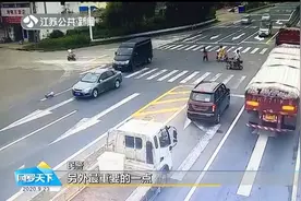 太危险！淮安一妈妈骑车闯红灯，儿子突然下车折返被汽车撞飞视频封面