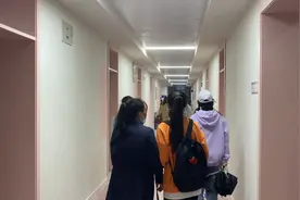 高校为新生打造粉色系和蓝色系宿舍：营造温馨舒适环境视频封面