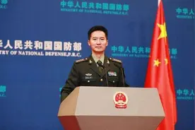 国防部第七位新闻发言人亮相，曾就读于北大法学院图片