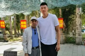 范子铭返回新疆与前队友告别 球队发文：这里也是家乡图片