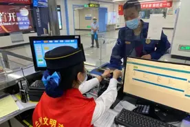 兰州市民，领取这张出行月卡，即日起可五折坐公交、七折乘地铁哦图片