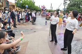 此时无“声”胜有声！上海迪士尼推出花车巡游手语翻译服务图片
