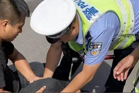 司机遇车祸脚踝断裂，民警随身携带急救包施救图片