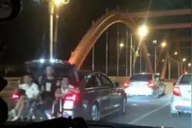 后怕！凌晨2点，一行驶的奥迪车后备箱上竟坐着4名男子图片