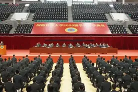 国防科技大学举行开学典礼，新生整齐划一太飒了图片